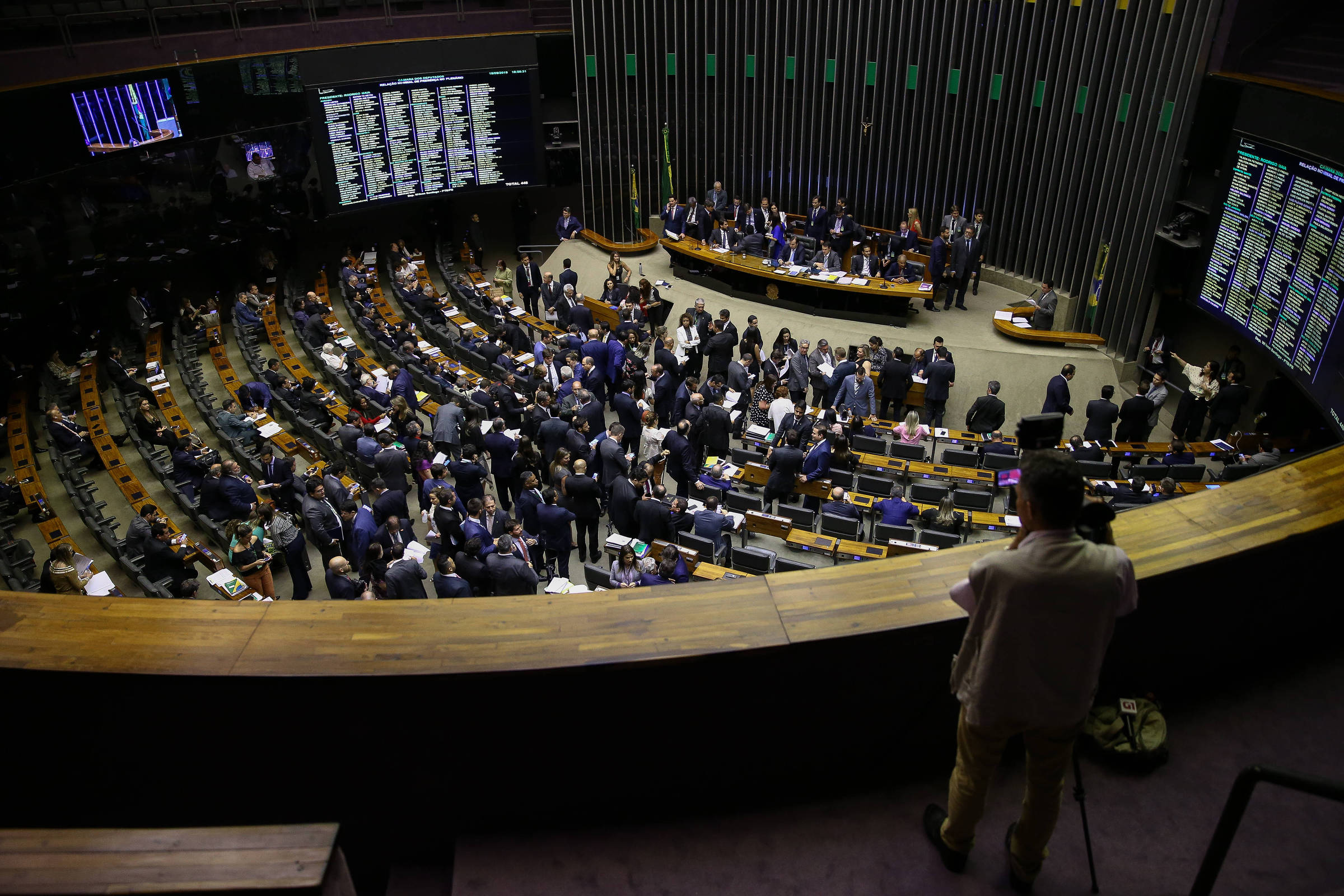 Câmara aprova 'versão light' de projeto que afrouxa lei eleitoral